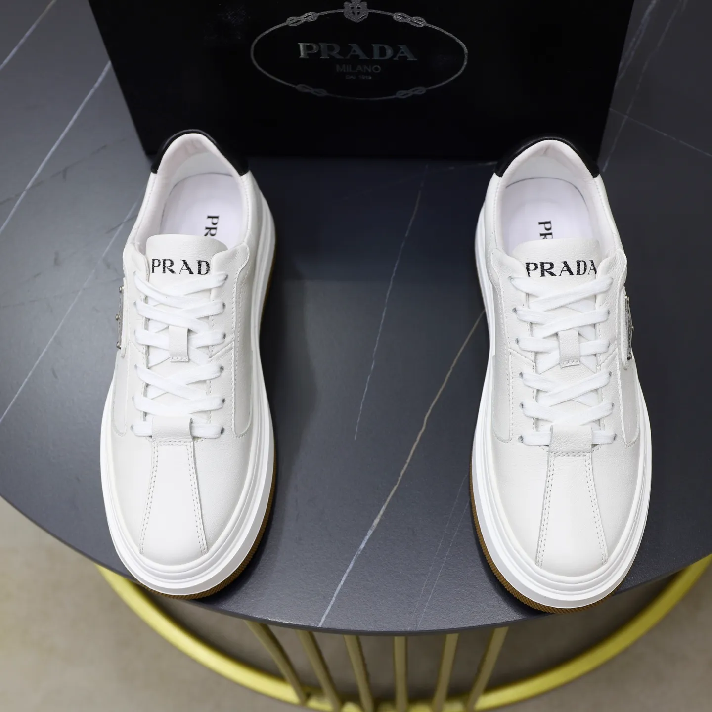 Ex-factory price: 440💰🙅‍♂️🙅‍♂️🙅‍♂️ Brand: PRADA Standard code: 38–44 (45 can be customized) Grade: Same as the official website Material: Original cowhide fabric Comfortable pigskin lining Lightweight wear-resistant outsole Style category: Men's fashionable casual shoes and boots Running sports shoes Distinguished luxury brand elements Top luxury Color: actual picture color